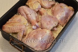 Курица с рисом в духовке: Выложить мясо на рис