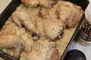 Курица с рисом в духовке: Посыпать кунжутом