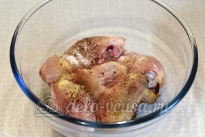 Курица с рисом в духовке: Добавить перец и соль