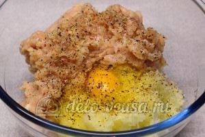 Рулет из фарша с яйцом: Добавь яйцо, соль и перец