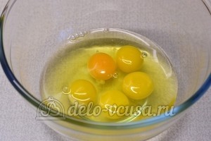 Ржаные блины: Разбить яйца в емкость