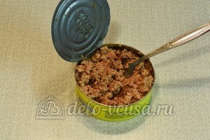 Салат с печенью трески и овощами: Слить с трески масло