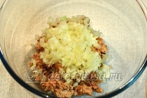 Салат с печенью трески и овощами: Добавить измельченный лук