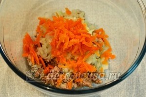 Салат с печенью трески и овощами: Натереть морковь