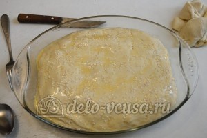 Пирог с курицей, грибами и сыром: Сверху накрыть второй частью теста