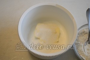 Песочное печенье с джемом: Растереть масло с сахаром