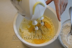 Песочное печенье с джемом: Добавить яйца