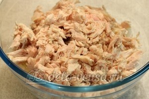 Салат с блинами и курицей: Куриное филе отварить
