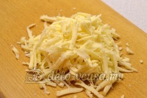Салат с печенью трески: Натереть сыр