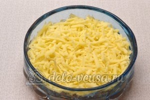 Салат с печенью трески: Выложить сыр