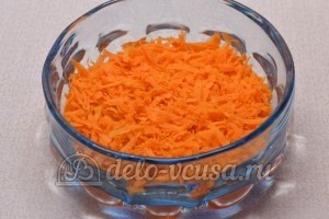 Салат с печенью трески: Натереть морковь