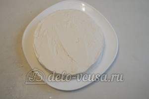 Торт Три молока: Смазать сливками торт