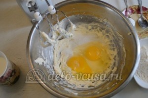 Торт Три молока: Добавить яйца и сахар