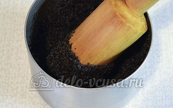 Рулет с маком из слоеного теста: Растереть мак с медом