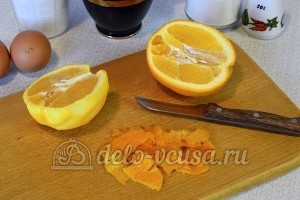 Апельсиновые блины: Срезать цедру