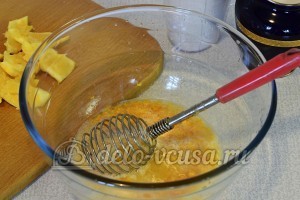 Апельсиновые блины: Выдавить сок половины апельсина