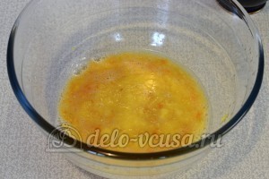 Апельсиновые блины: Добавить остывшее растопленное масло