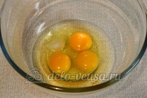 Беляши с мясом: Взбить яйца и соль