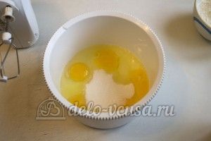 Блины с нутеллой и бананом: Взбить яйца с сахаром