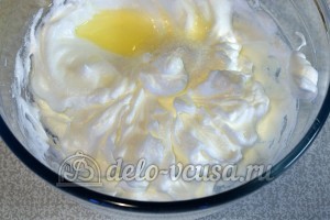 Блины на белках: Добавить лимонный сок, соль и сахар