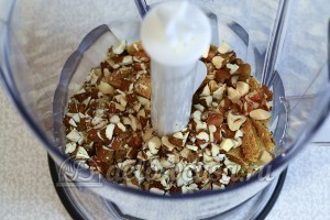 Десерт с консервированными персиками: Добавляем миндаль