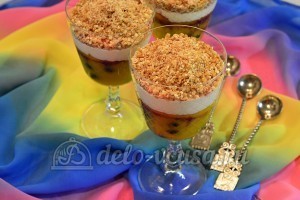 Десерт с консервированными персиками: Выкладываем крошку