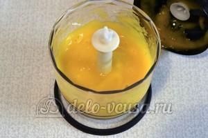 Десерт с консервированными персиками: Перемалываем персики