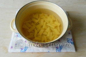 Грибной суп с вермишелью: Нарезать картофель