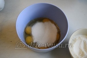 Медовый торт со сгущенкой: Соединить яйца и сахар
