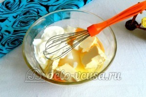 Мраморный кекс в мультиварке: Соединить сливочное масло, яйца, сметану, йогурт и сахар