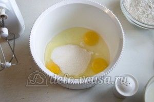 Кекс с орехами: Взбить яйца с сахаром