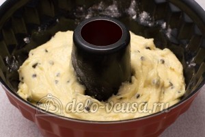 Кекс с шоколадной крошкой: Выложить тесто в форму