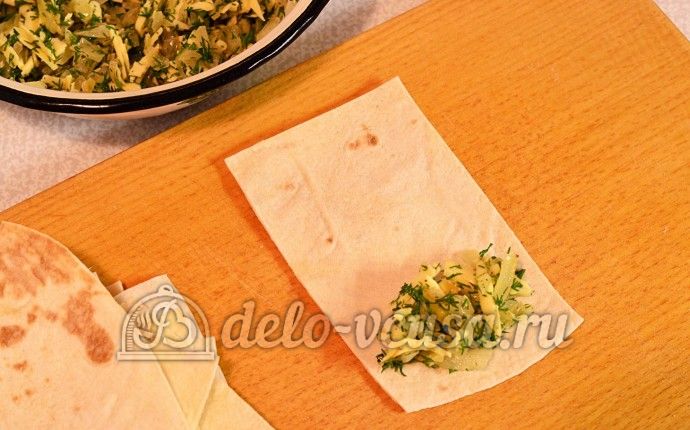 Лаваш с сыром и луком: Выложить начинку
