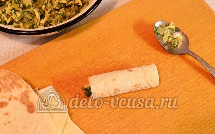 Лаваш с сыром и луком: Скрутить трубочкой