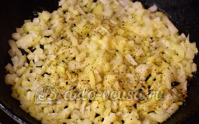 Лаваш с сыром и луком: Добавить соль и перец