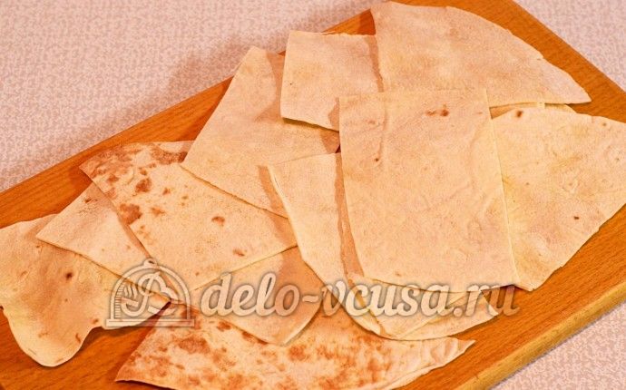 Лаваш с сыром и луком: Разрезать лаваш