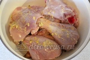 Курица маринованная в кефире в духовке: Натереть курицу маринадом, оставить на пол часа