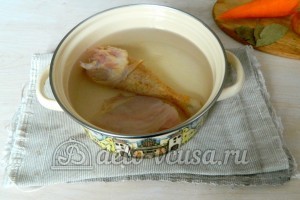 Куриный суп с лапшой: Сварить курицу