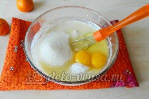Манник с мандаринами: Добавить яйца, сахар и соду