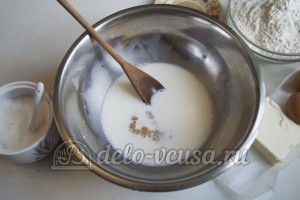 Эстонская булочка с корицей: Соединить молоко с медом