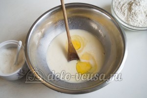 Эстонская булочка с корицей: Добавить 2 яйца