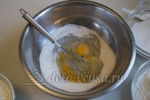 Медовик с черносливом: Растереть яйца с сахаром