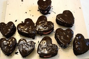 Шоколадное пирожное: Соединить части, покрыть шоколадом