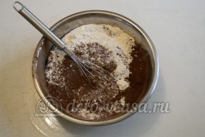 Шоколадное пирожное: Смешать муку, какао, соду