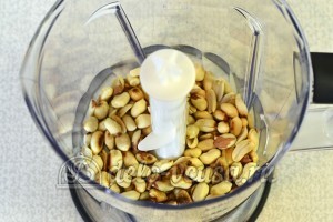 Конфеты из чернослива, орехов и фиников: Арахис очистить