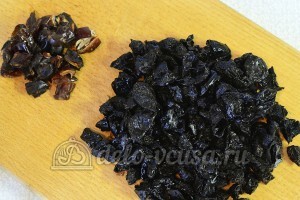 Конфеты из чернослива, орехов и фиников: Подготовить сухофрукты