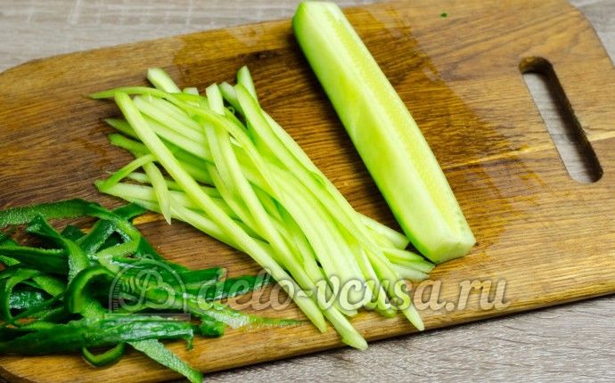 Роллы с огурцом Каппа маки: Порезать огурцы