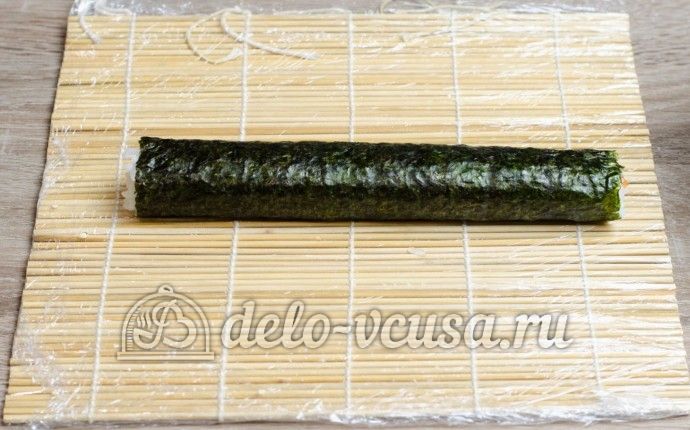 Роллы с семгой Сяке маки: Формируем ролл
