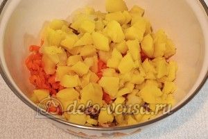 Салат из рыбных консервов: Нарезать картофель