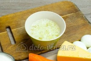 Салат из яблока, моркови и сыра: Репчатый лук залить ледяной водой